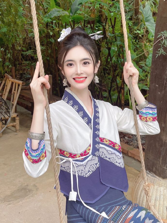 他是谁 海报
